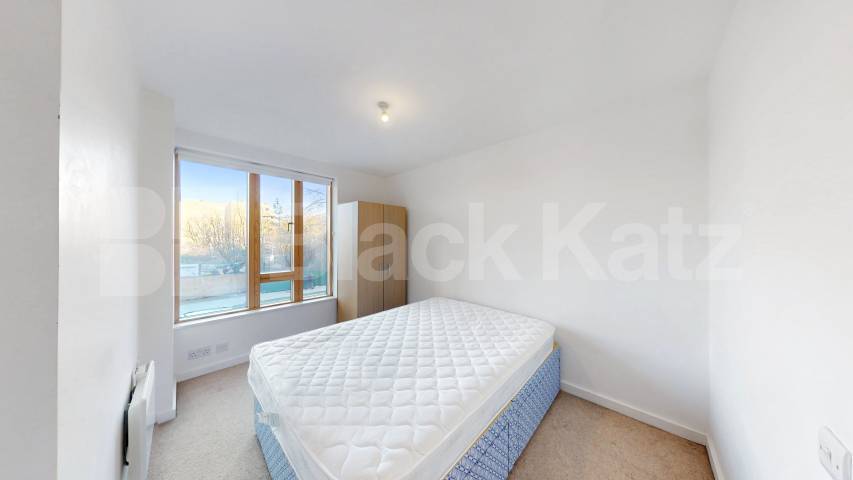 2 bedroom 2 bathroom modern apartment located close to a Piccadilly line station York Way, Camden Borders 